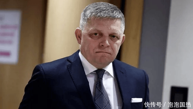 英国首相斯塔默带着6